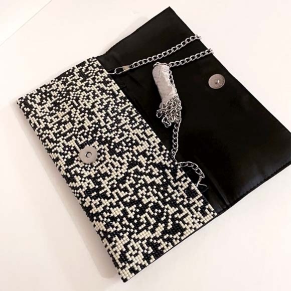 BLACK AND IVORY BEADED CLUTCH - Picture 4 of 4